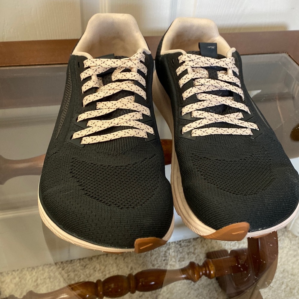 ❤️❤️Altra running sneakersWoman’s size 9.5 black and beige.